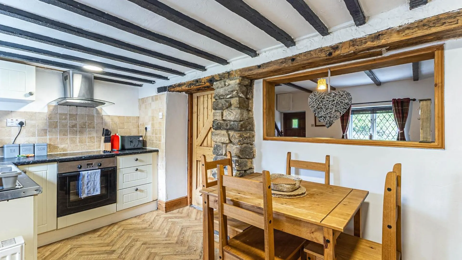 Scenic 2 Bedroom Cottage Hill Top